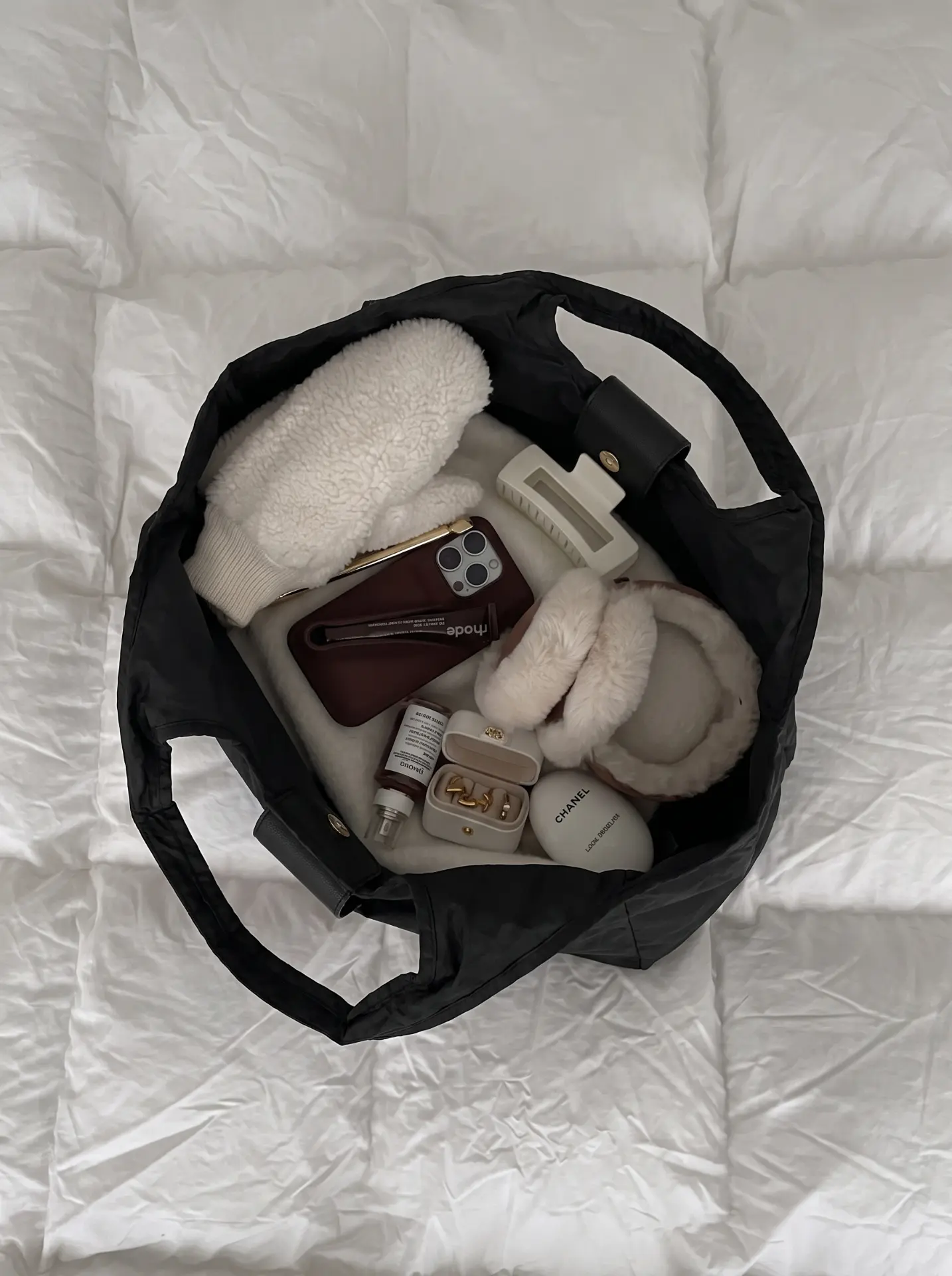 Plié Tote in Onyx packed with everyday essentials